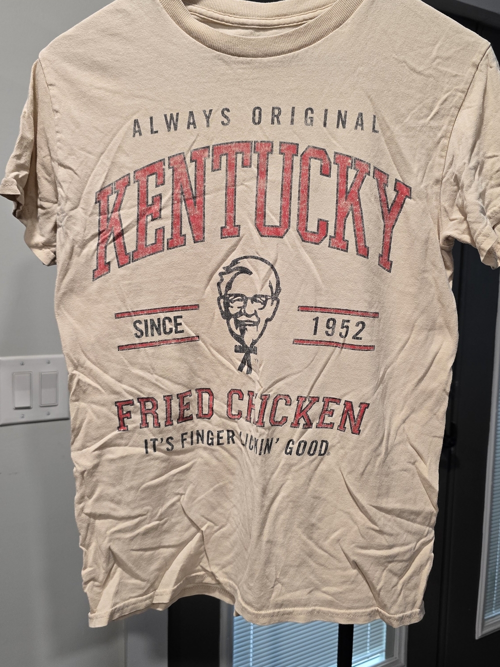 KFC Kentucky Fried Chicken Graphic T-Shirt Cream Logo Tee Adult Small